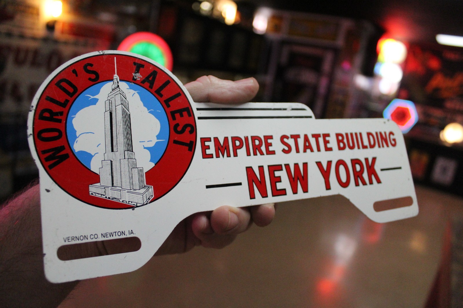 RARE 1950s EMPITE STATE BUILDING NEW YORK CITY PAINTED METAL TOPPER SIGN YANKEE
