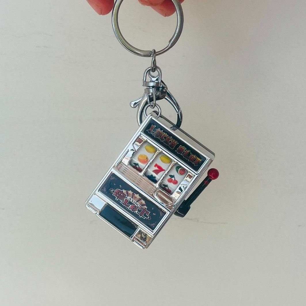 Y2k 2000s vintage style working slot machine keychain