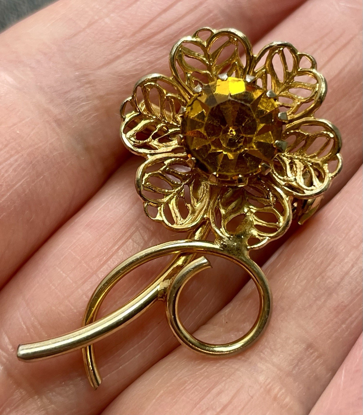 Vintage 1.2” Orange Crystal Rhinestone Gold Tone Filigree Flower Brooch Pin