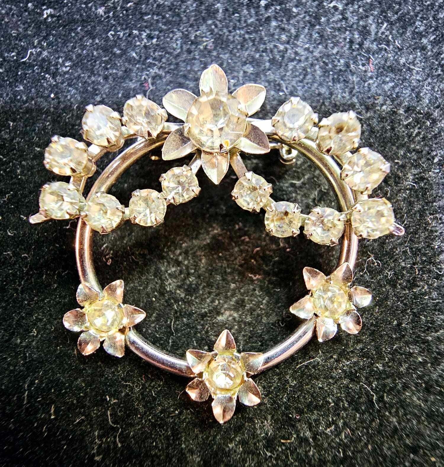 Vtg Silvertone Brooch Pin Floral Flowers Leaf on Round Circle- S81