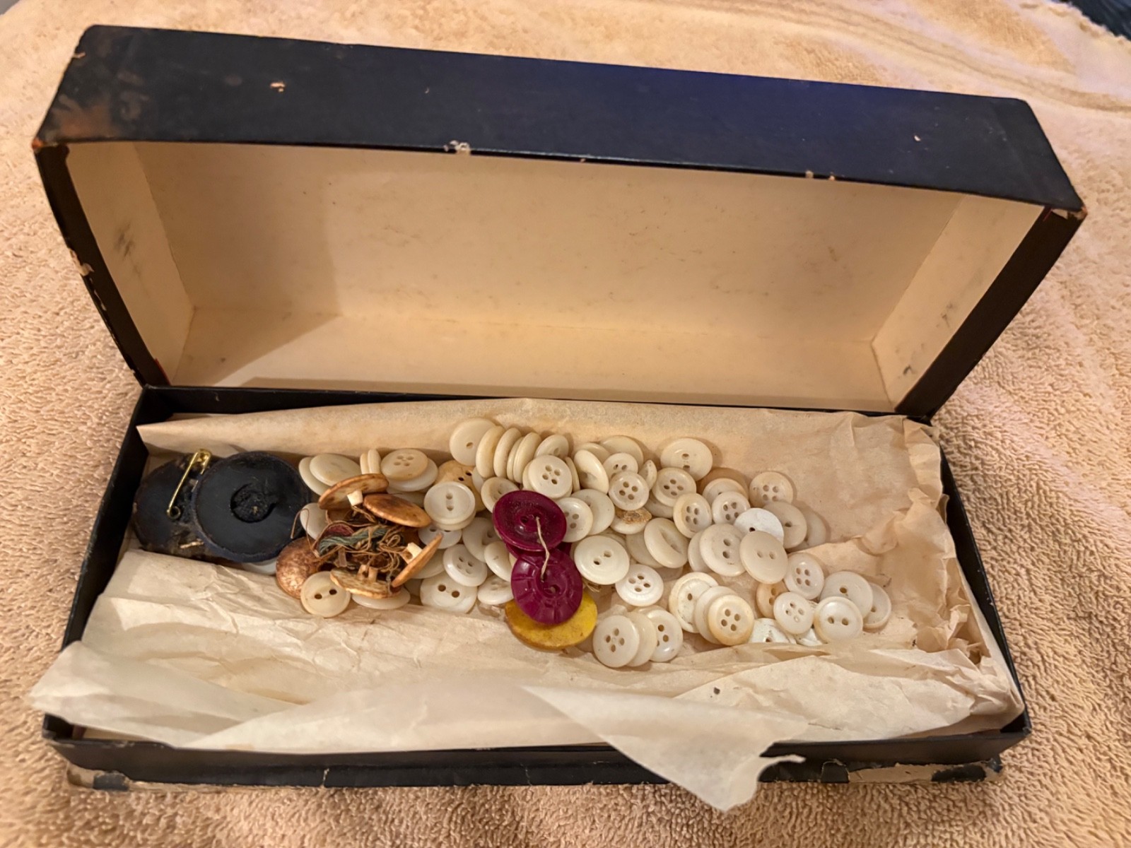 Vintage Antique Buttons -in Cute Vintage Box