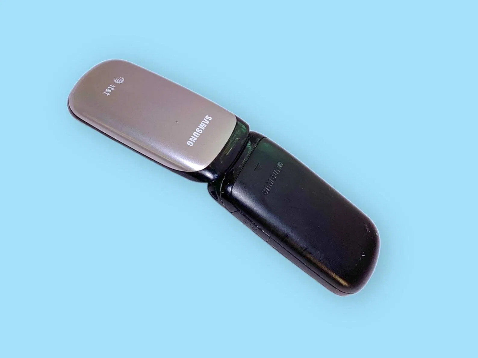 Vintage 2000s Flip Cellphone.