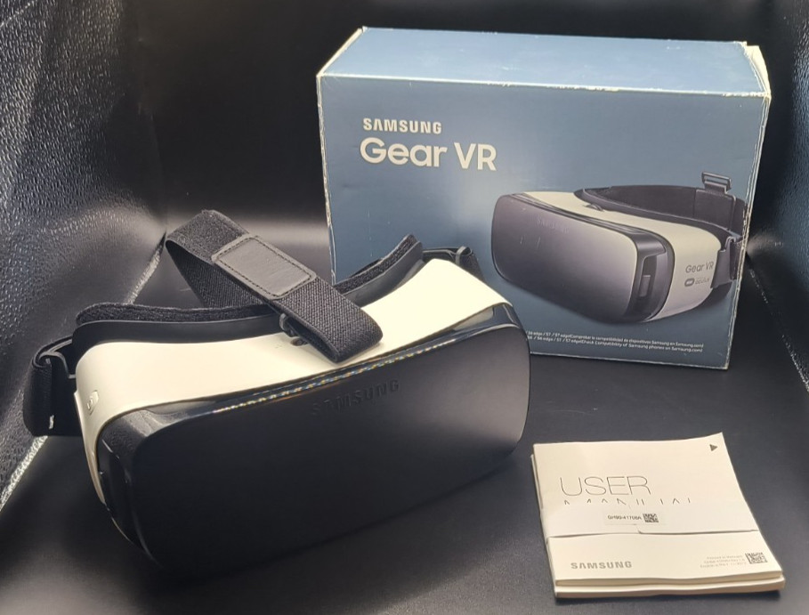 Samsung SM-R322NZWAXAR Gear VR Headset by Oculus Used in Box with Manual