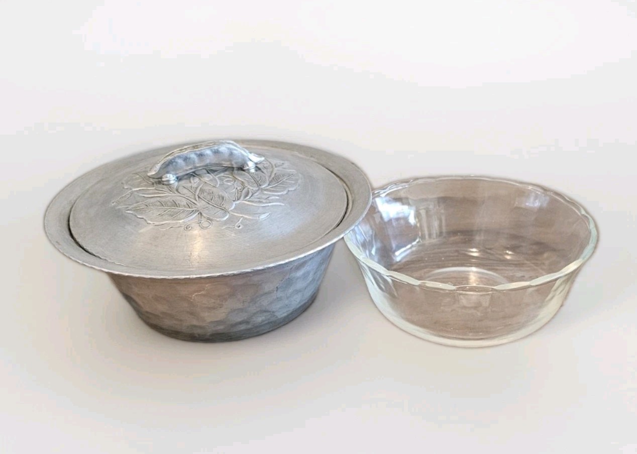 Vtg Everlast Hand-forged Hammered Aluminum Bowl, Lid w/ Fire King Bowl Liner