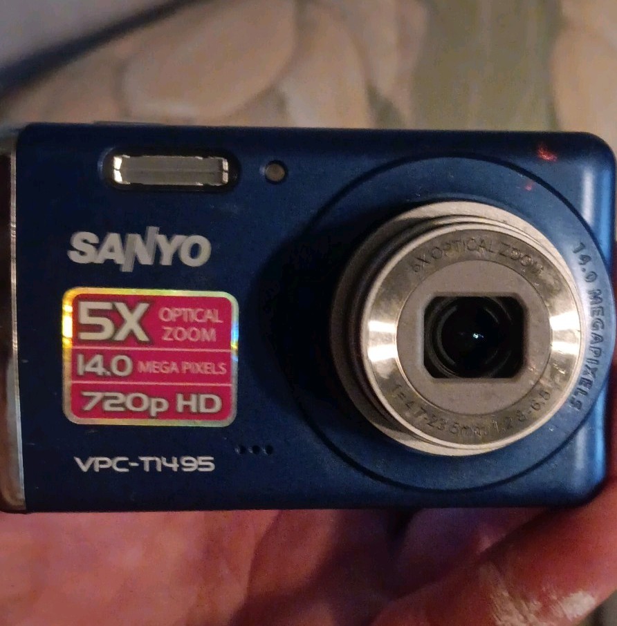 SANYO VPC-T1495 14MP 5x Optical Zoom Compact Digital Camera Blue USB Flash