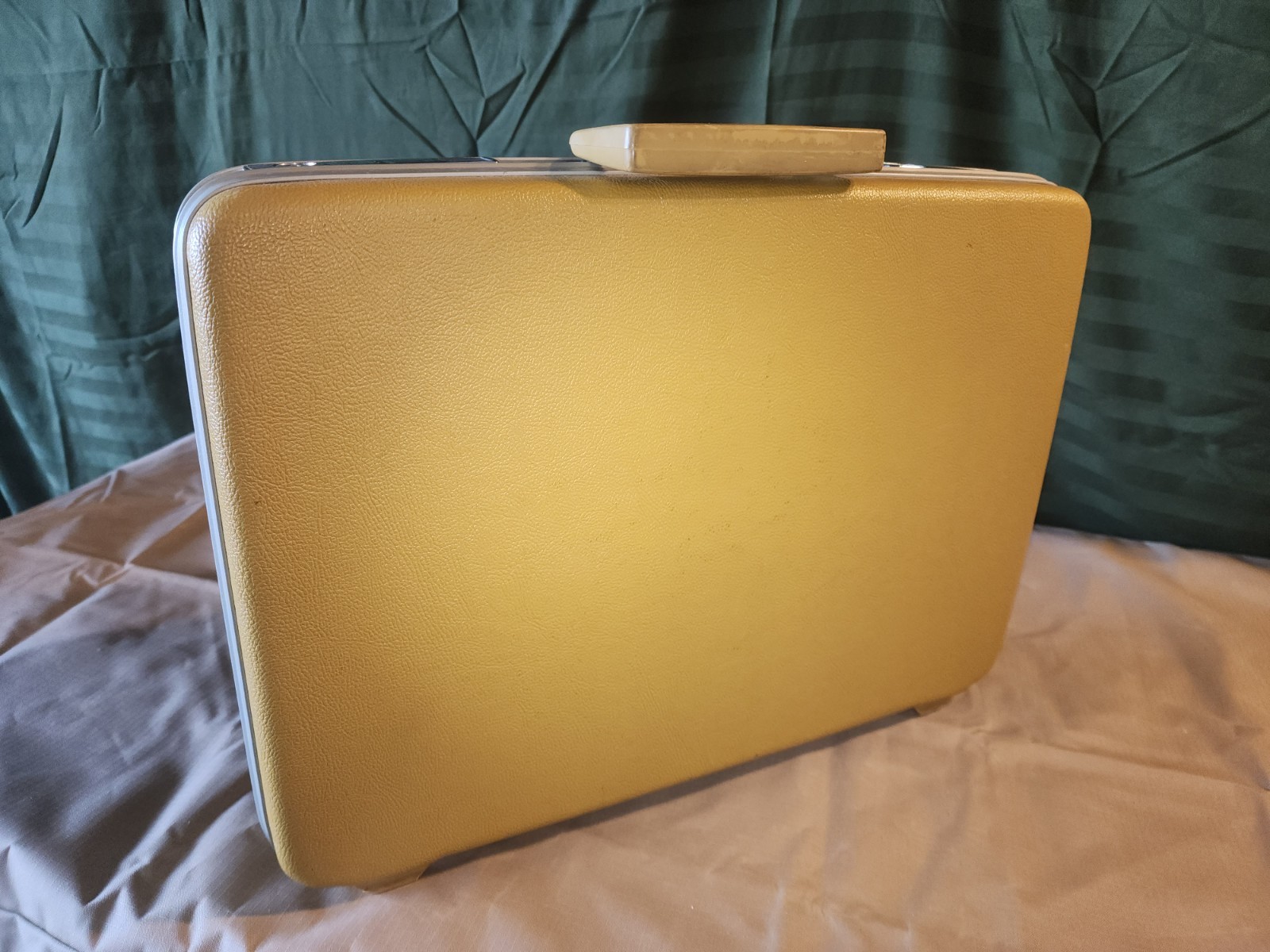  Very Rare VTG Royal Traveler Briefcase  Mustard Yellow Hardsided 18"x13"x3.5" 