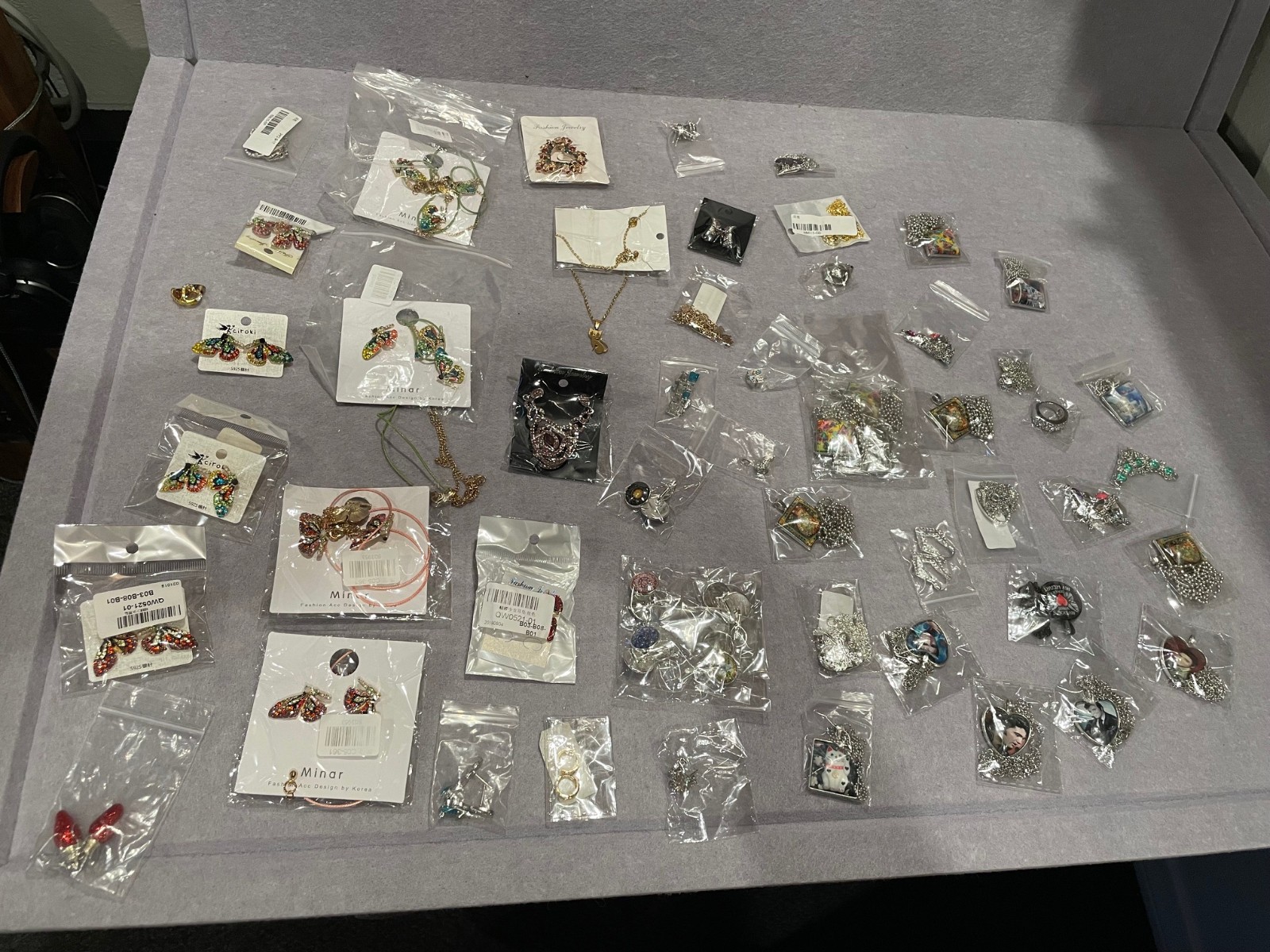 HUGE LOT OF 50+ FASHION COSTUME JEWELRY PENDANT EARRINGS NECKLACE RING NEW