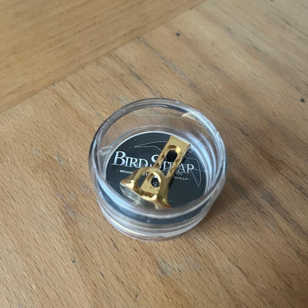 Thumb rest gold plate for bird strap