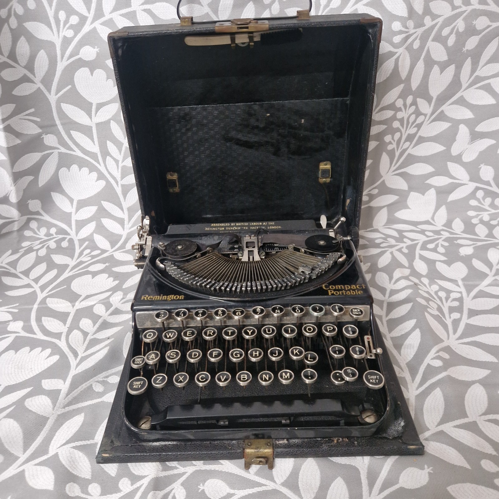 Vintage Remington Compact Portable Typewriter for prop spares/repairs