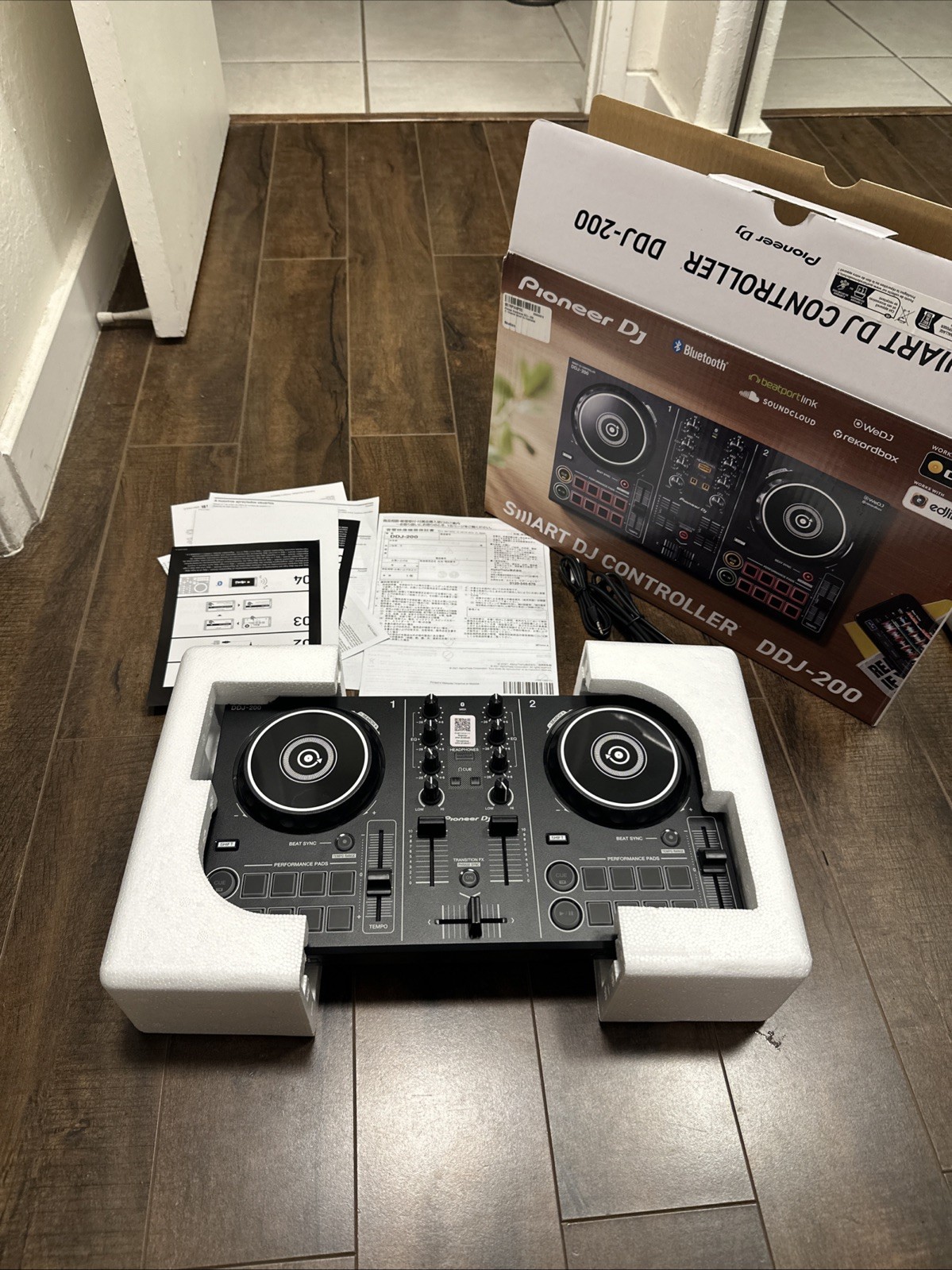 Pioneer DDJ-200 Smart DJ Controller Black with USB Cable