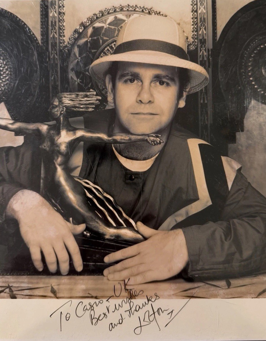 ELTON JOHN SIGNED VINTAGE 8x10 PHOTO
