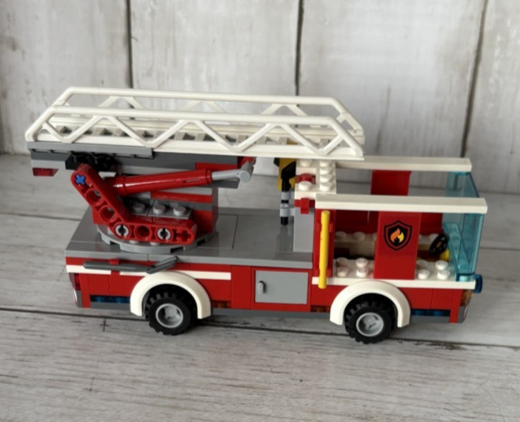 LEGO City 60107 Fire Ladder Truck INCOMPLETE