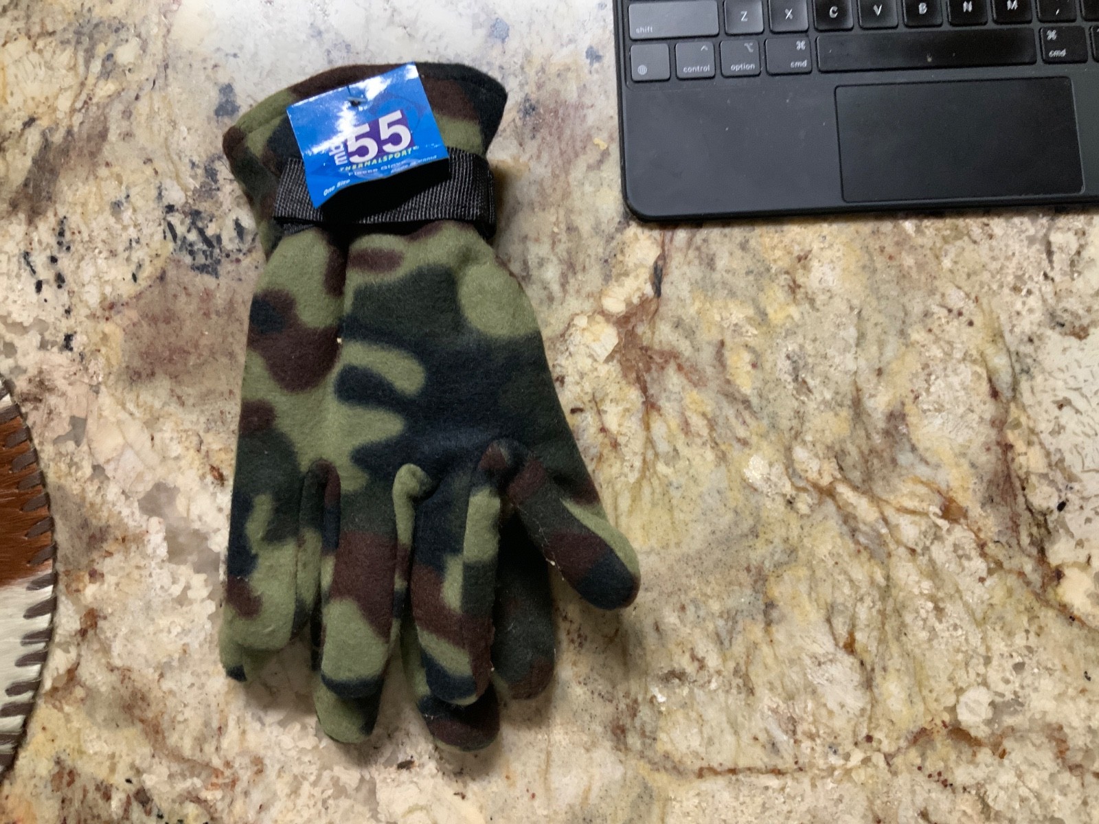 Winter Hunting gloves one size fits all (50 pair)