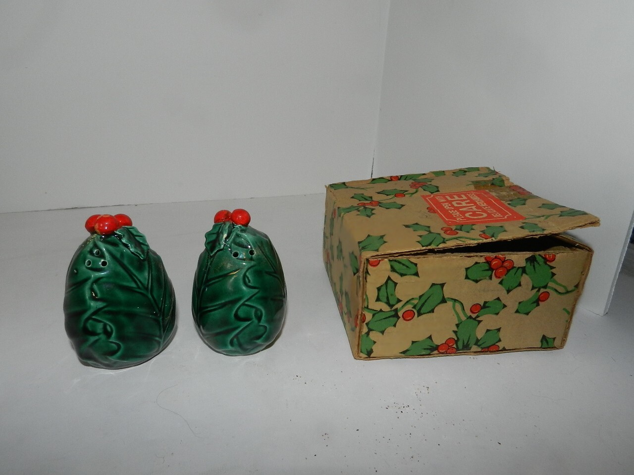 Vintage Lefton Holly berries Green Christmas Salt And Pepper Shakers 1353