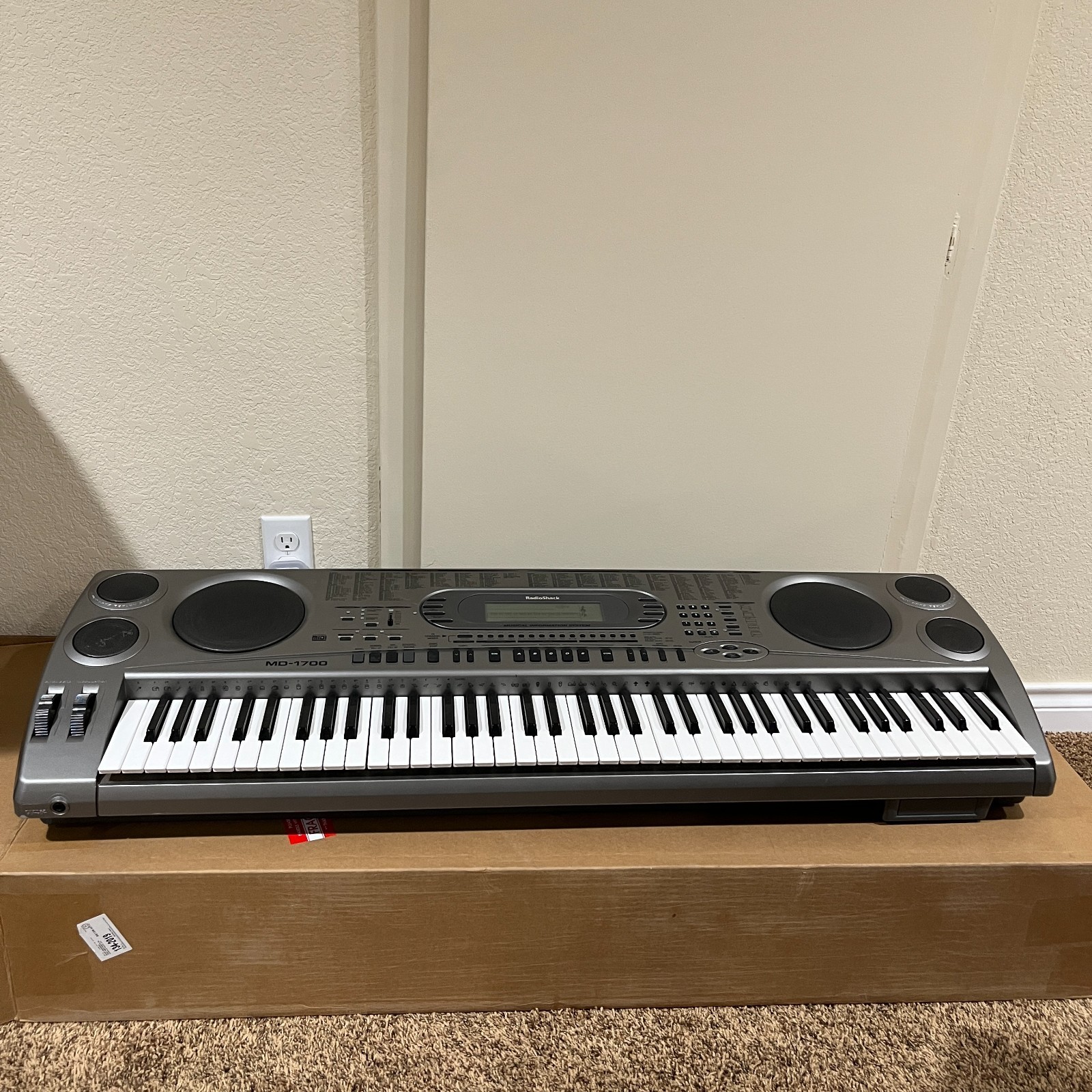 Radioshack MD-1700 76 Key MIDI Keyboard - No Adapter - TESTED Batteries Only
