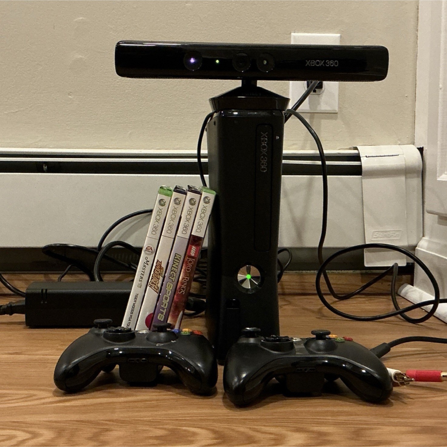 Microsoft Xbox 360 Console Bundle Kinect, Controllers, 4 Games HDMI