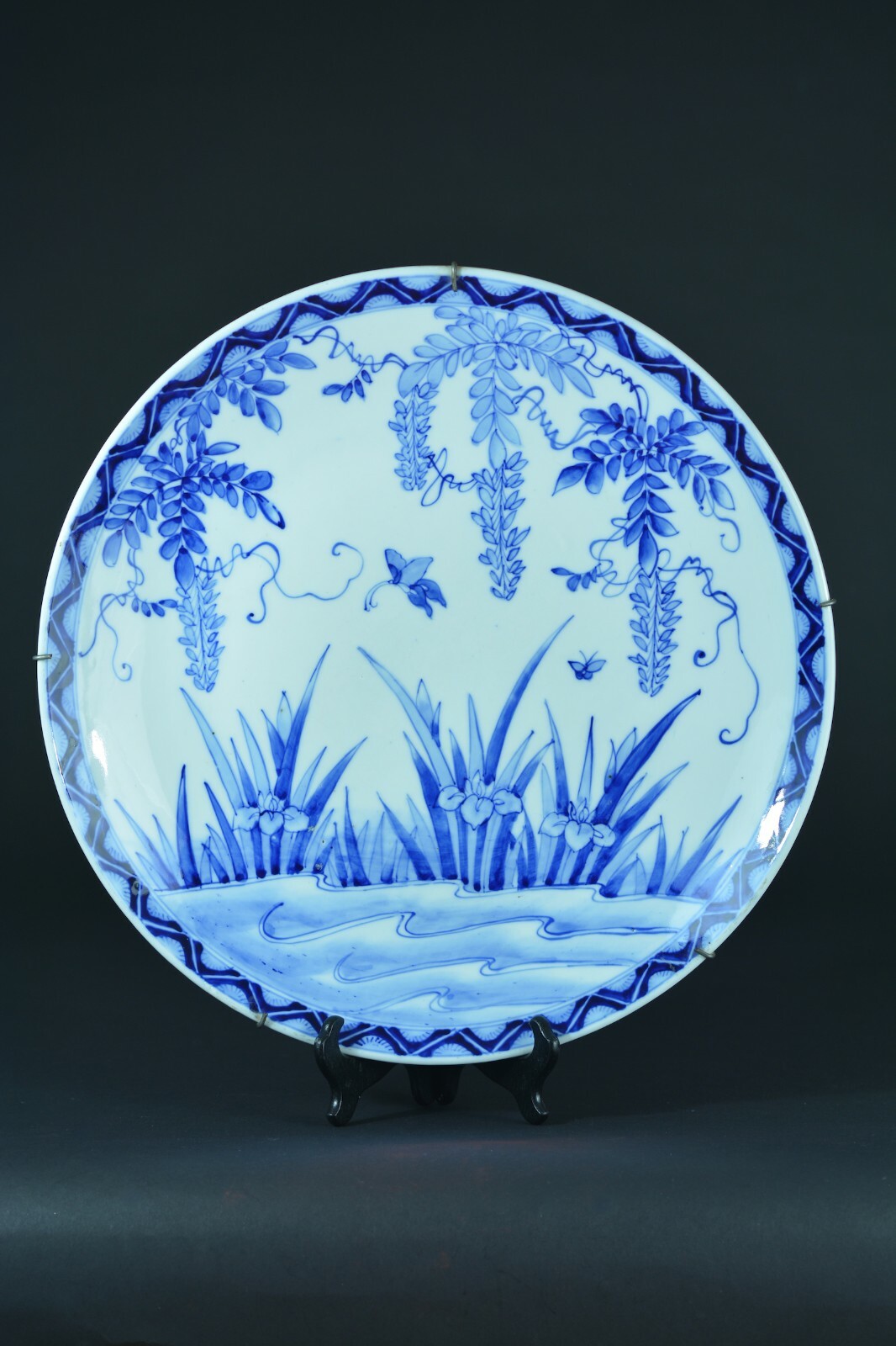 Ancien grand plat Blanc Bleu signé Japon EDO MEIJI décor Papillon étang 19e 46cm