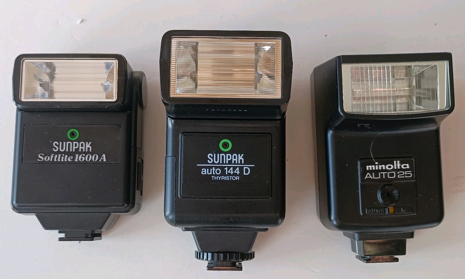 Lot Minolta Auto 25 Sunpak Flashes Softlite 1600 A Auto 144 D  Camera