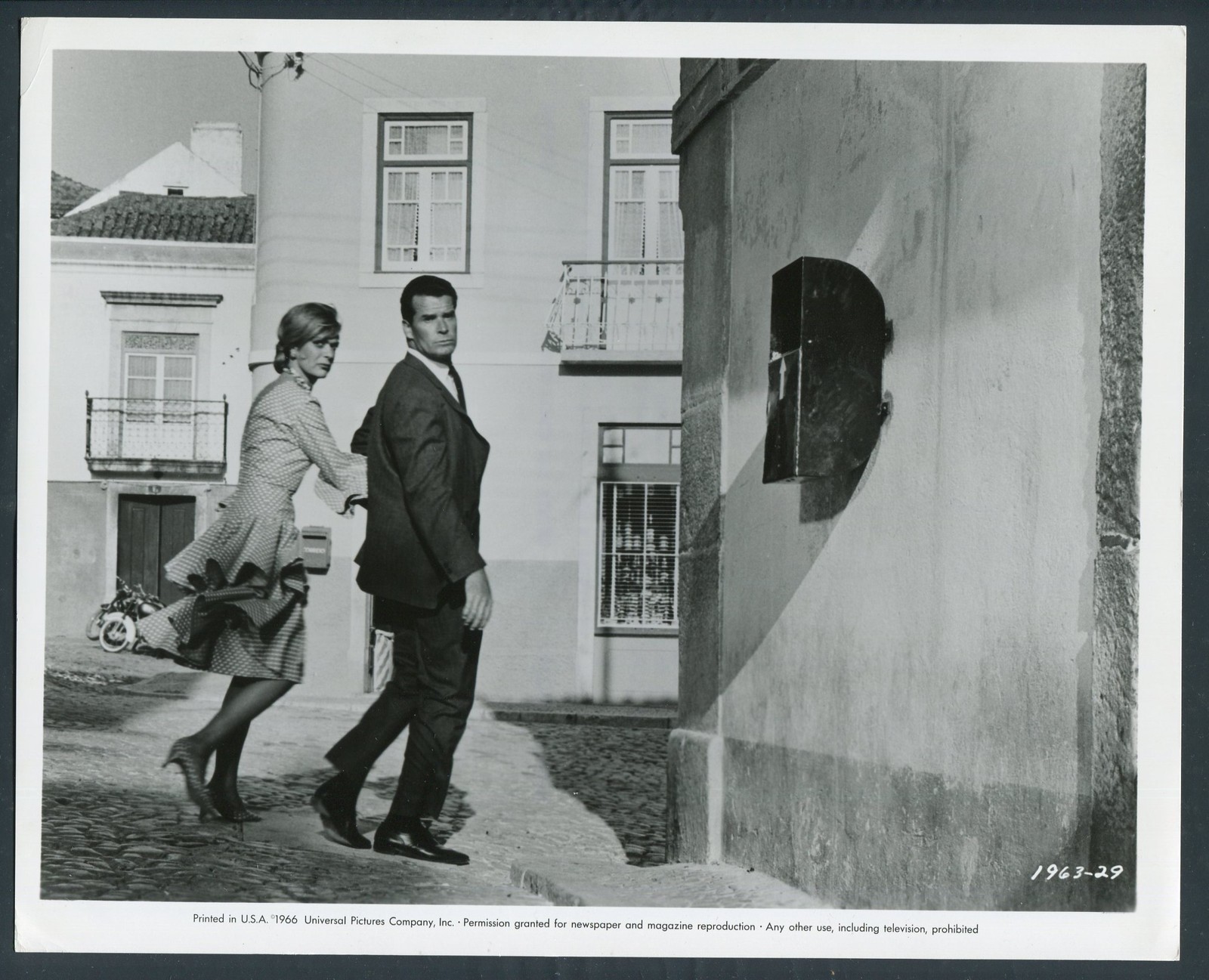 MELINA MERCOURI JAMES GARNER in A Man Could Get Killed '66 STREET