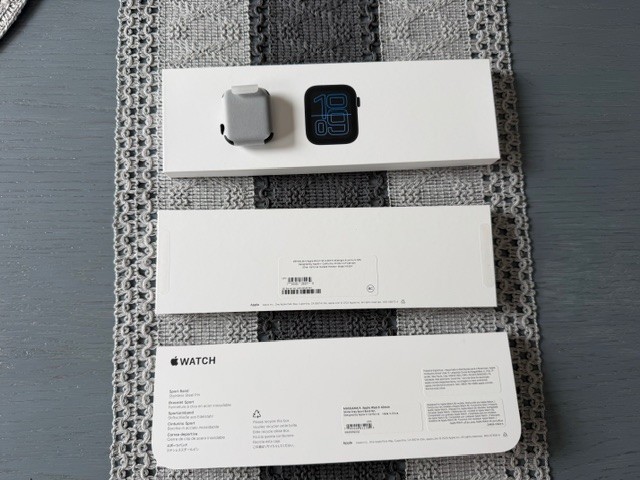 Apple Watch SE 3 40mm GPS Midnight Aluminum Case with M/L Stone Gray Sport Band