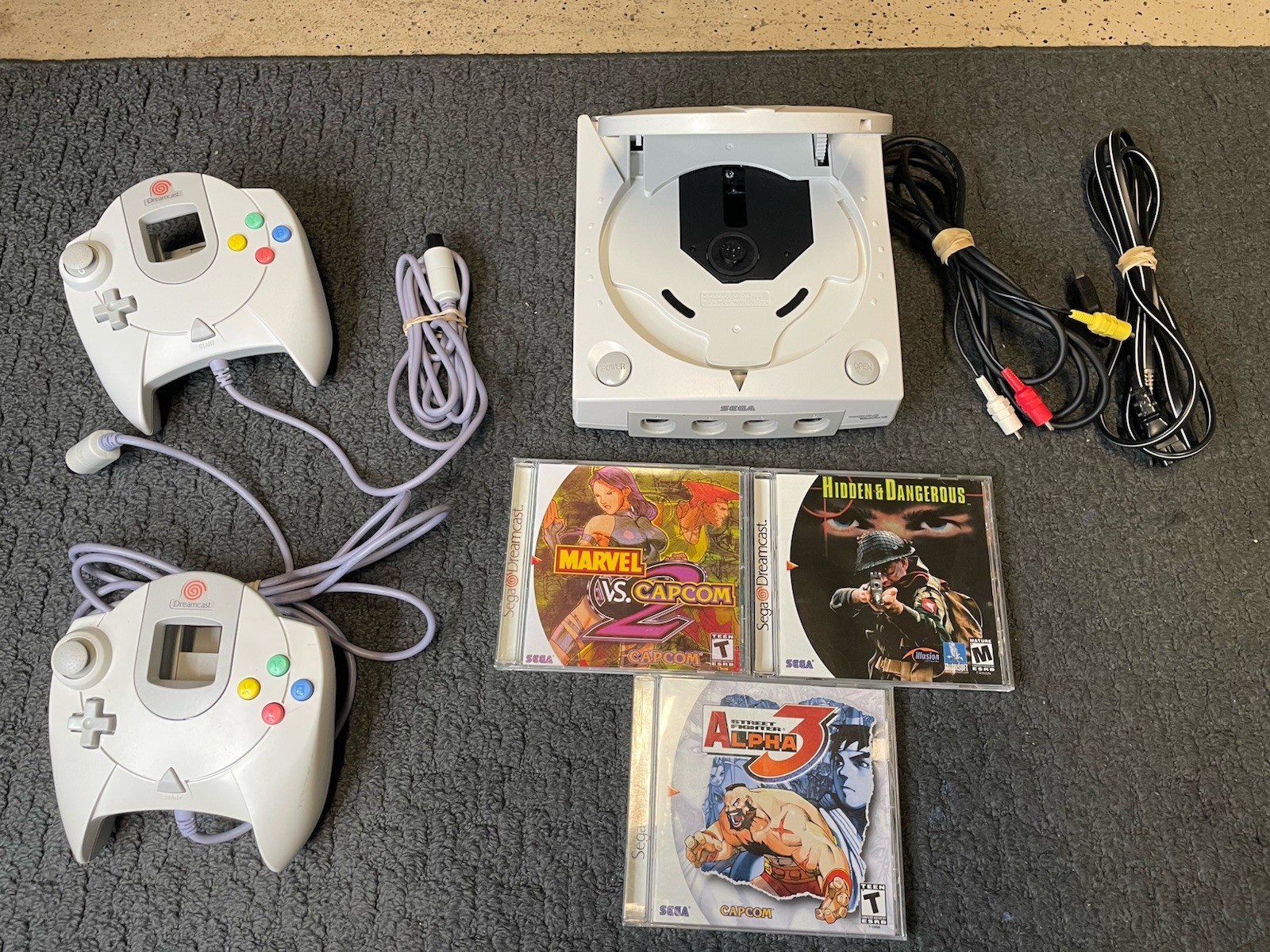 SEGA Dreamcast Console Lot 2 Controllers 3 Games MvC 2 Street Fighter Alpha 3