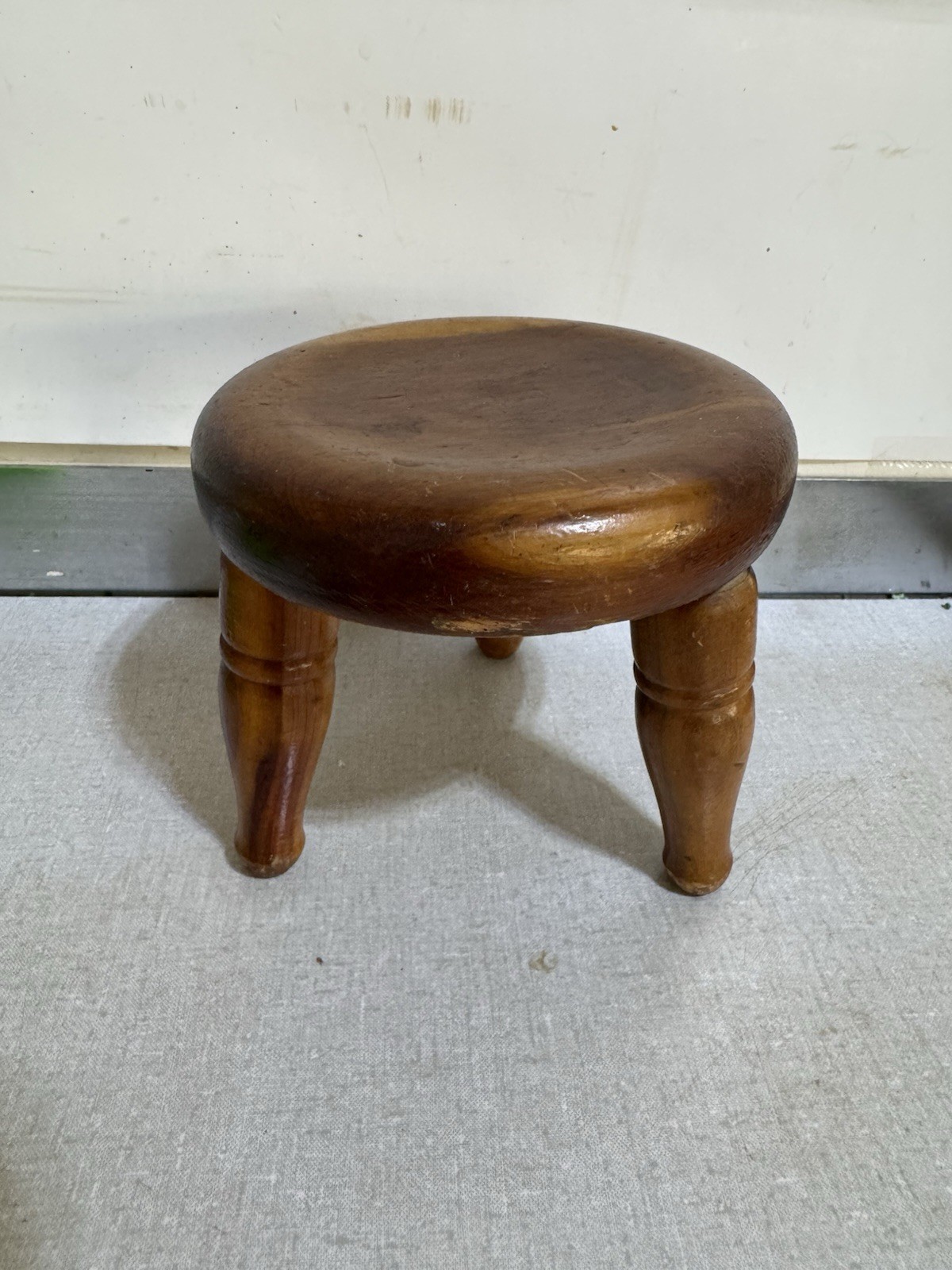 VTG Solid Wood Miniature tripod stool French milking stool Plan Stool Riser