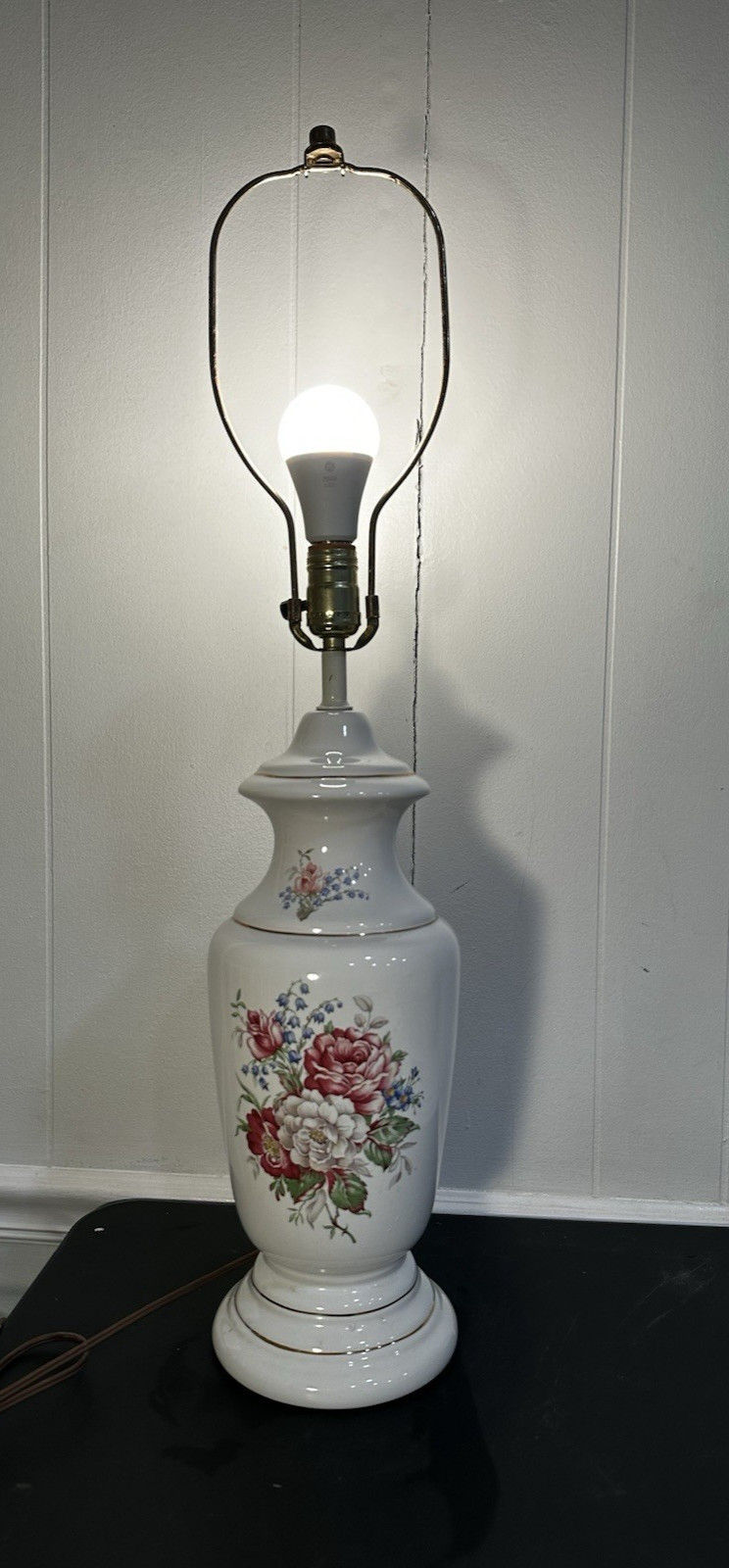 Vintage Floral Porcelain Table Lamp White Ceramic Rose Bouquet Gold Trim 31”
