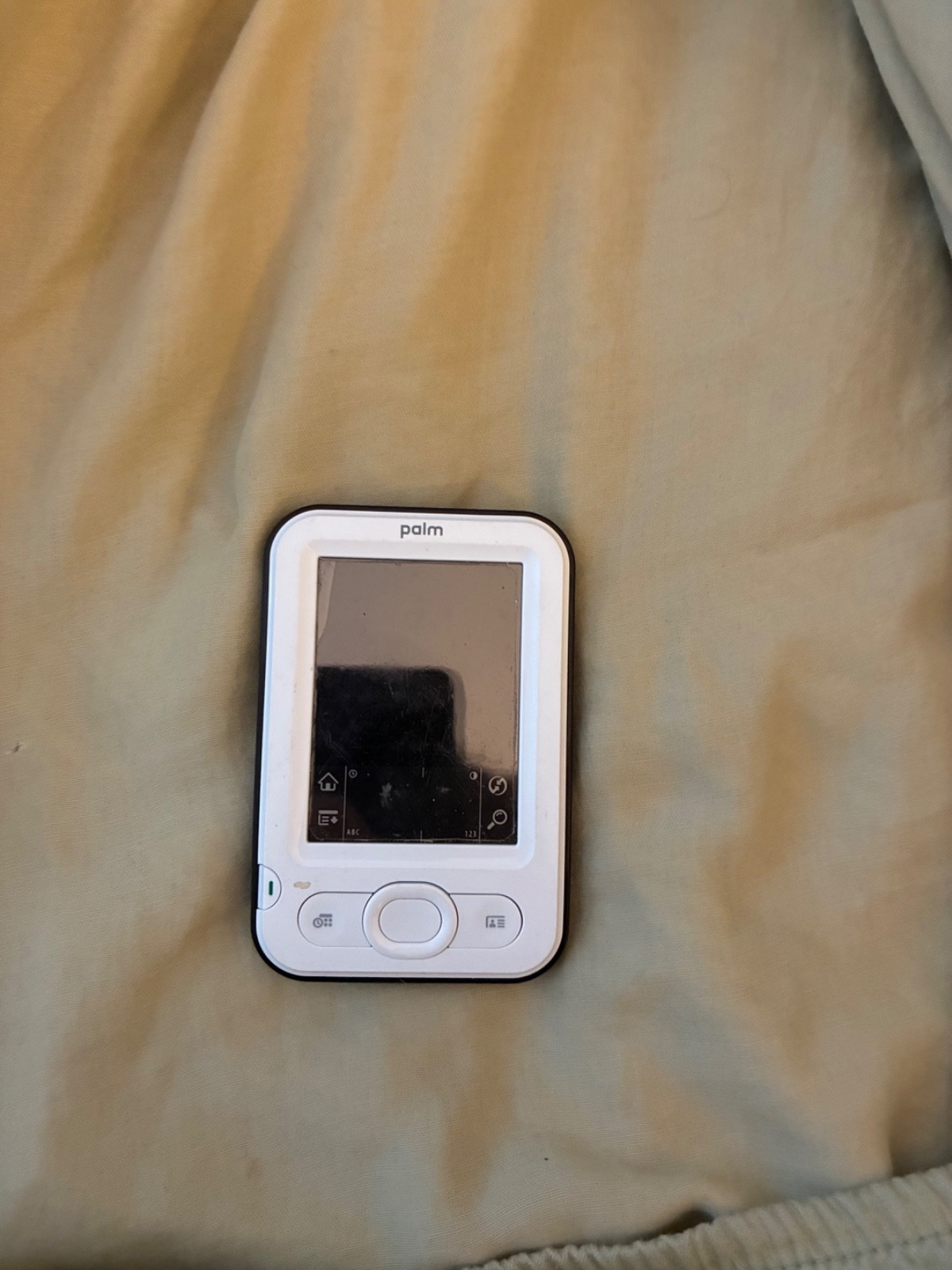 Palm Pilot Z22 White USB 160 x 160-Pixel Color Touchscreen Display Handheld PDA