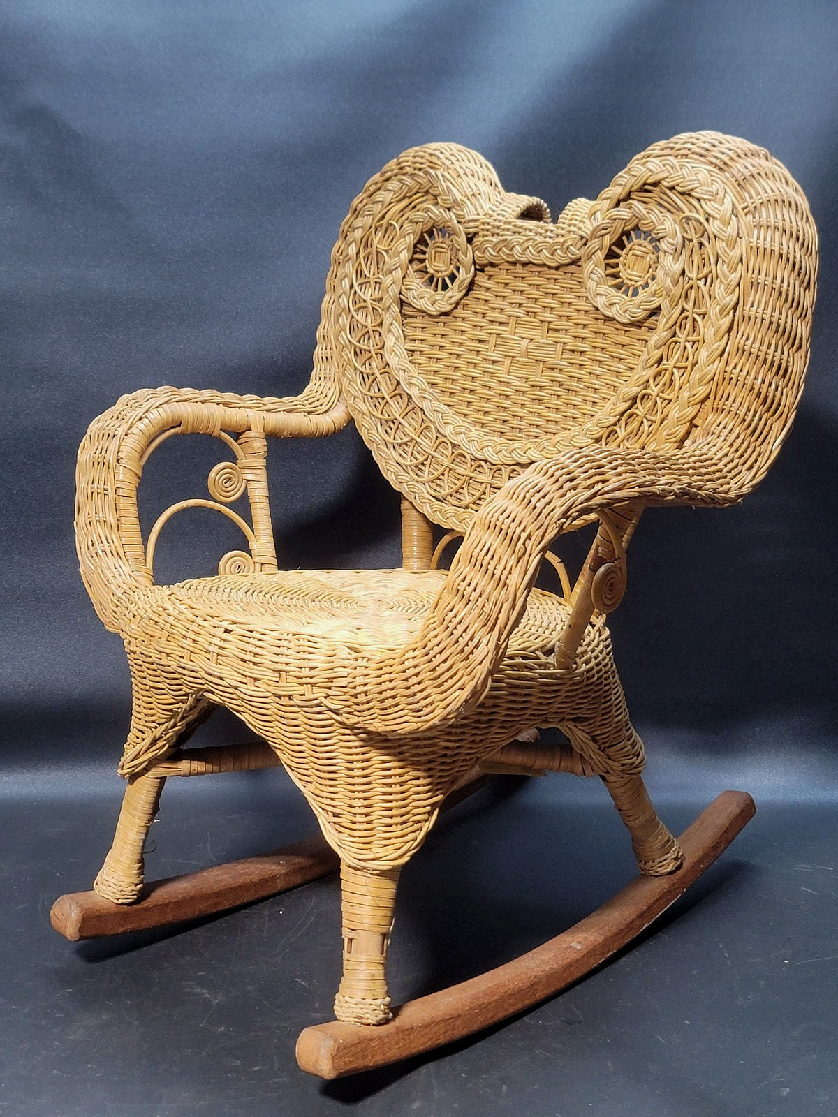 Children's Wicker Rocker Rocking Chair Heart Shape Fancy Victorian-Style 25"x20"