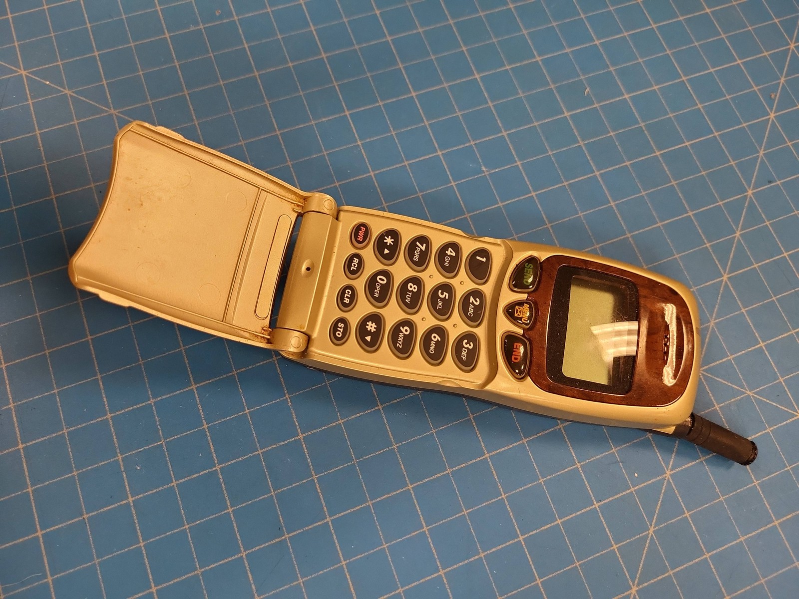 Vintage Audiovox PrimeCo Hyundai Flip Cell Phone PCX-1000XL For Parts Repair