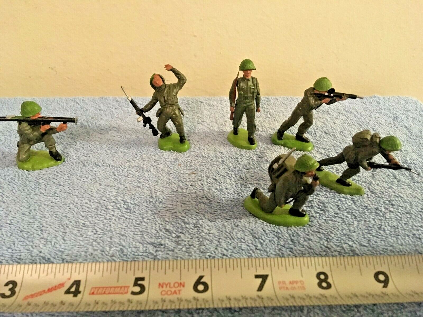 LOT OF 6 BRITAINS BRITISH ARMY WW2 ARMY SOLDIERS RADIO OPERATOR BAZOOKA MAN 