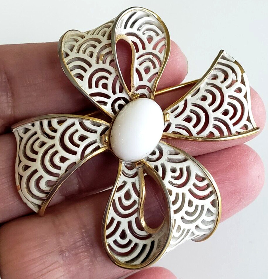 Vintage Trifari White Lucite Cab & Enamel Bow Gold Tone Pin 2-1/8" Openwork