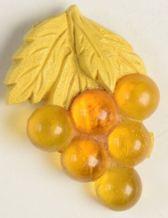 Mod Mid-Century Translucent Lucite Bunch Of Grapes Leaves Button R20