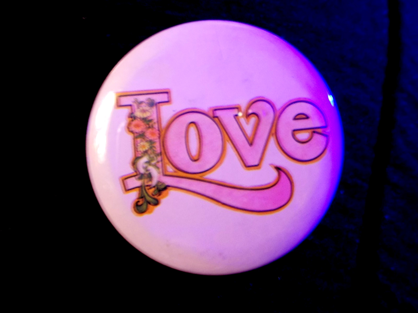 Hallmark LOVE DOT 1973 Pinback Button - "LOVE! script" 2.5"