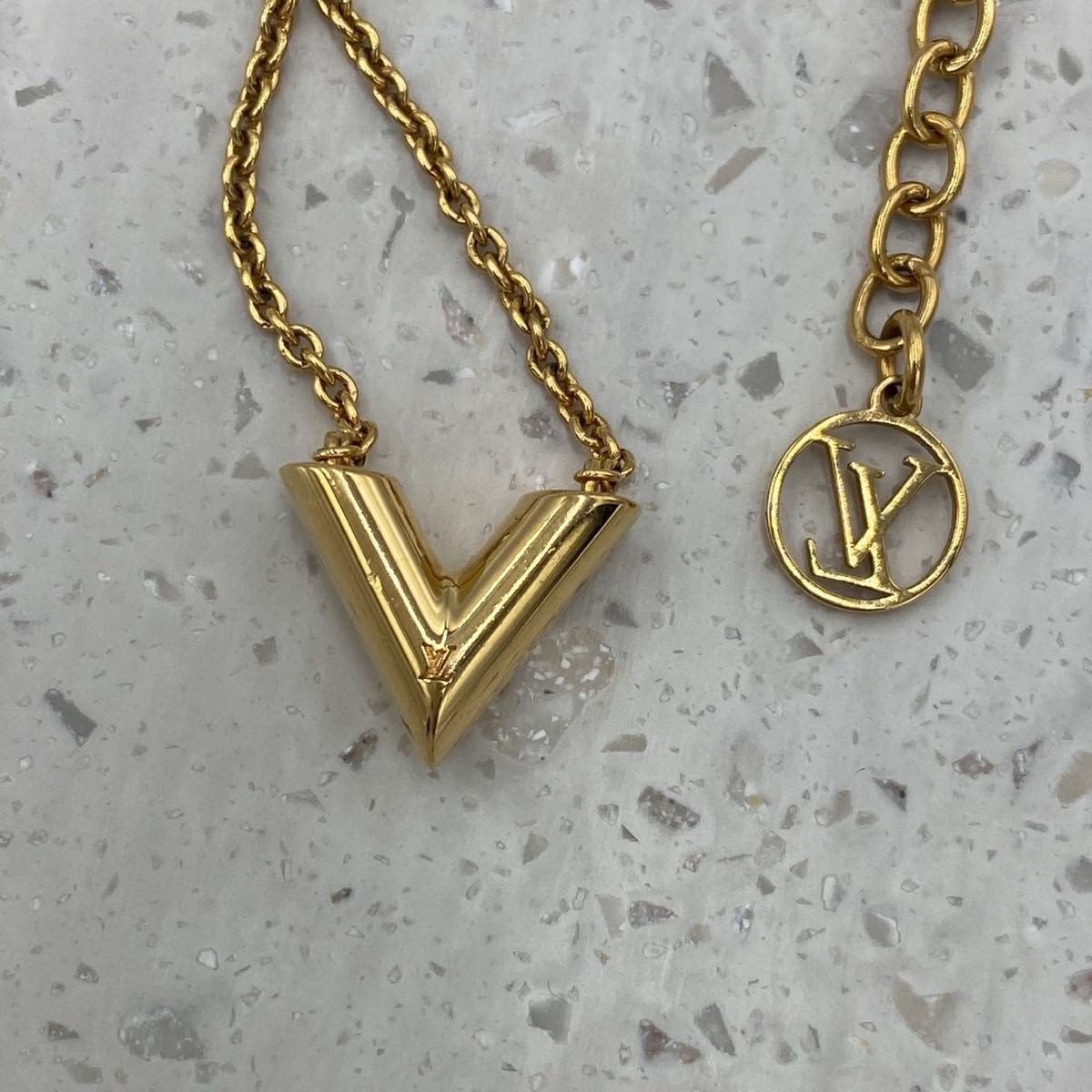 ! Excellent condition! LOUIS VUITTON Essential V Gold 19