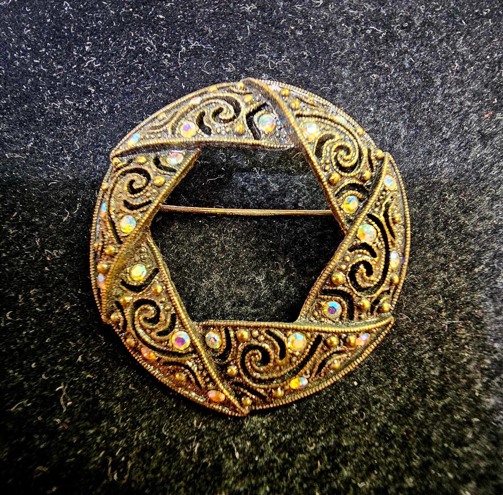 Vtg Goldtone Metal Round Swirl Brooch Pin w/ iridescent Stones - B29