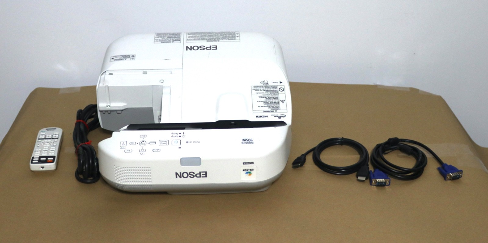 Epson 595WI Projector. New Epson Lamp installed, HDMI, Remote,VGA & Power Cords