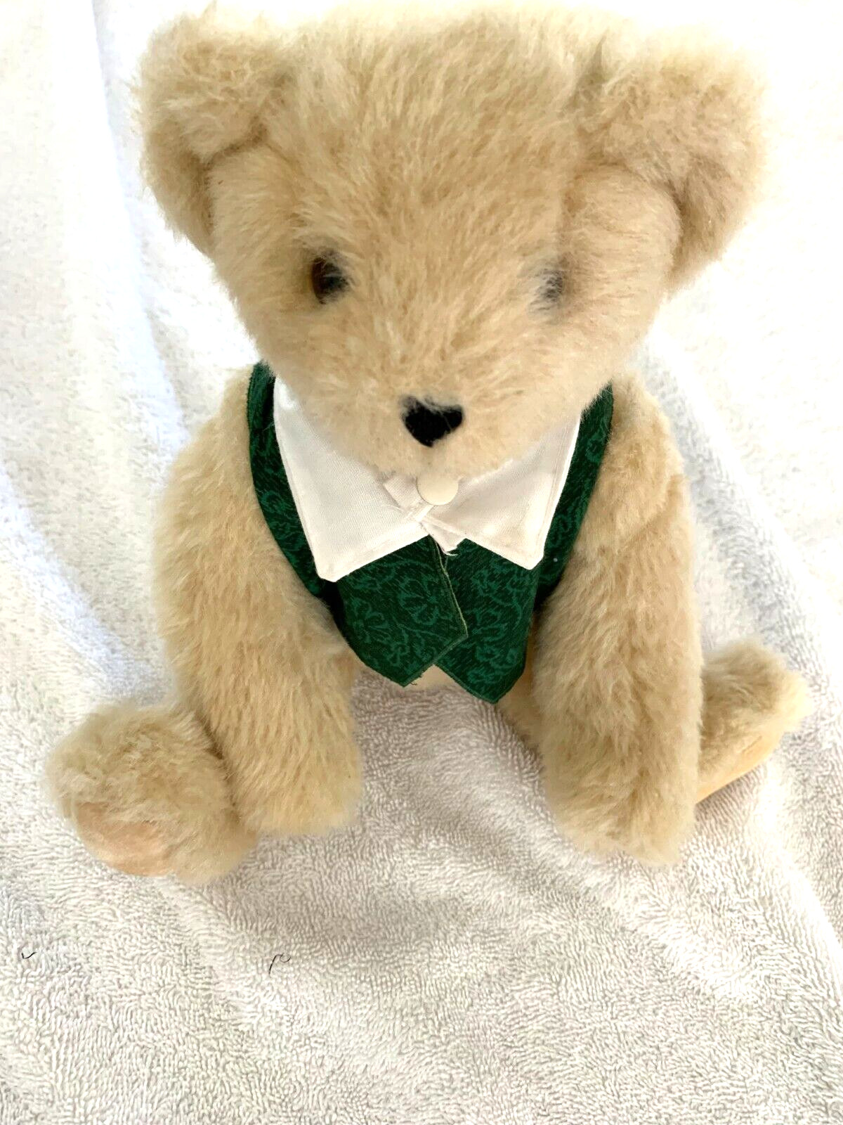 1997 VERMONT TEDDY BEAR CO. Beige Plush Irish Outfit Teddy Bear 13 inches