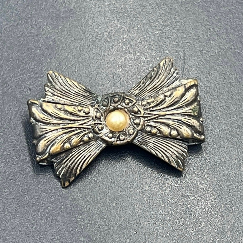 VINTAGE Victorian Antiqued Brass Style Detailed Bow Brooch Unsigned