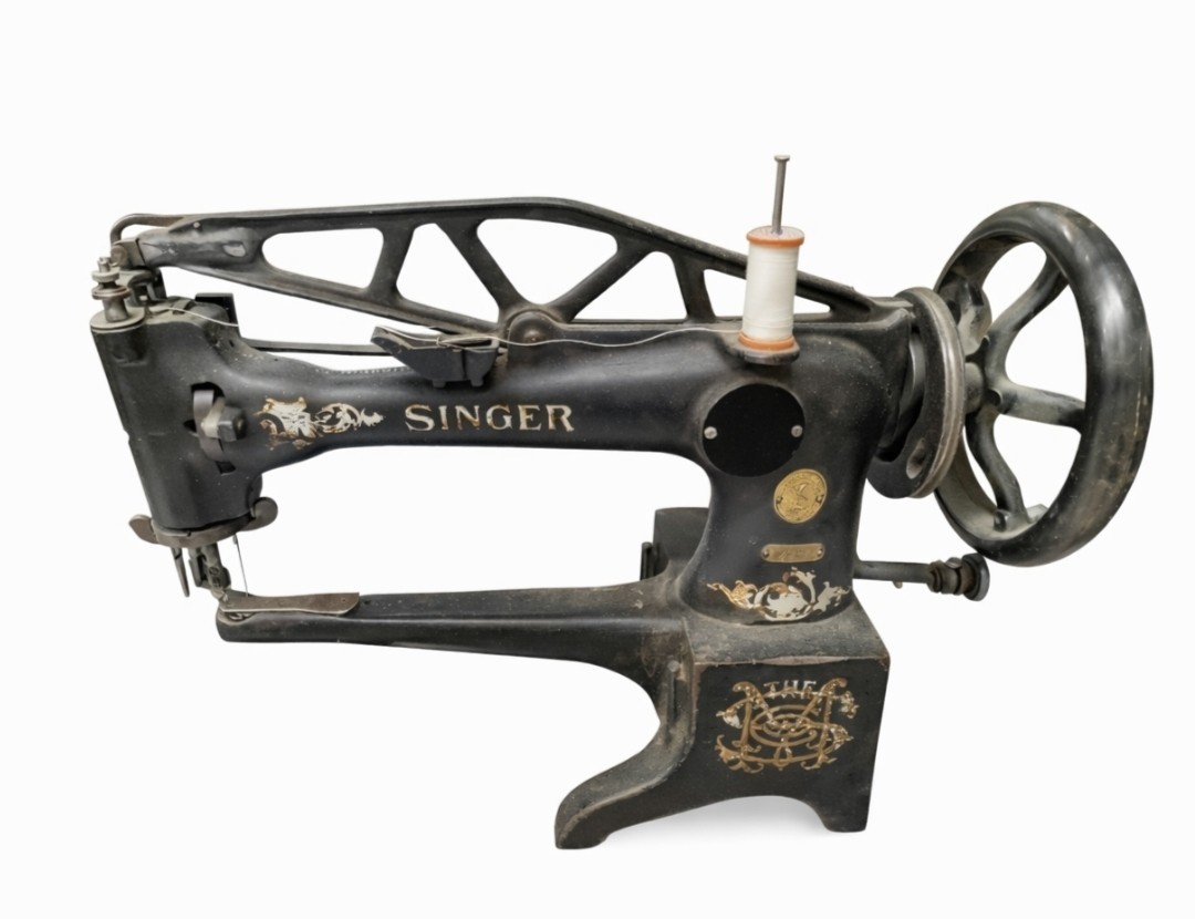 Singer 29-4 Antique Original Sewing Machine Black Gold Badge Pre-1930