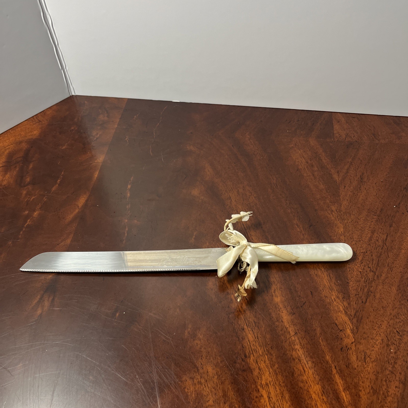 Treasure Masters SHEFFIELD England Stainless Steel serrated Knife PEARL  lucite