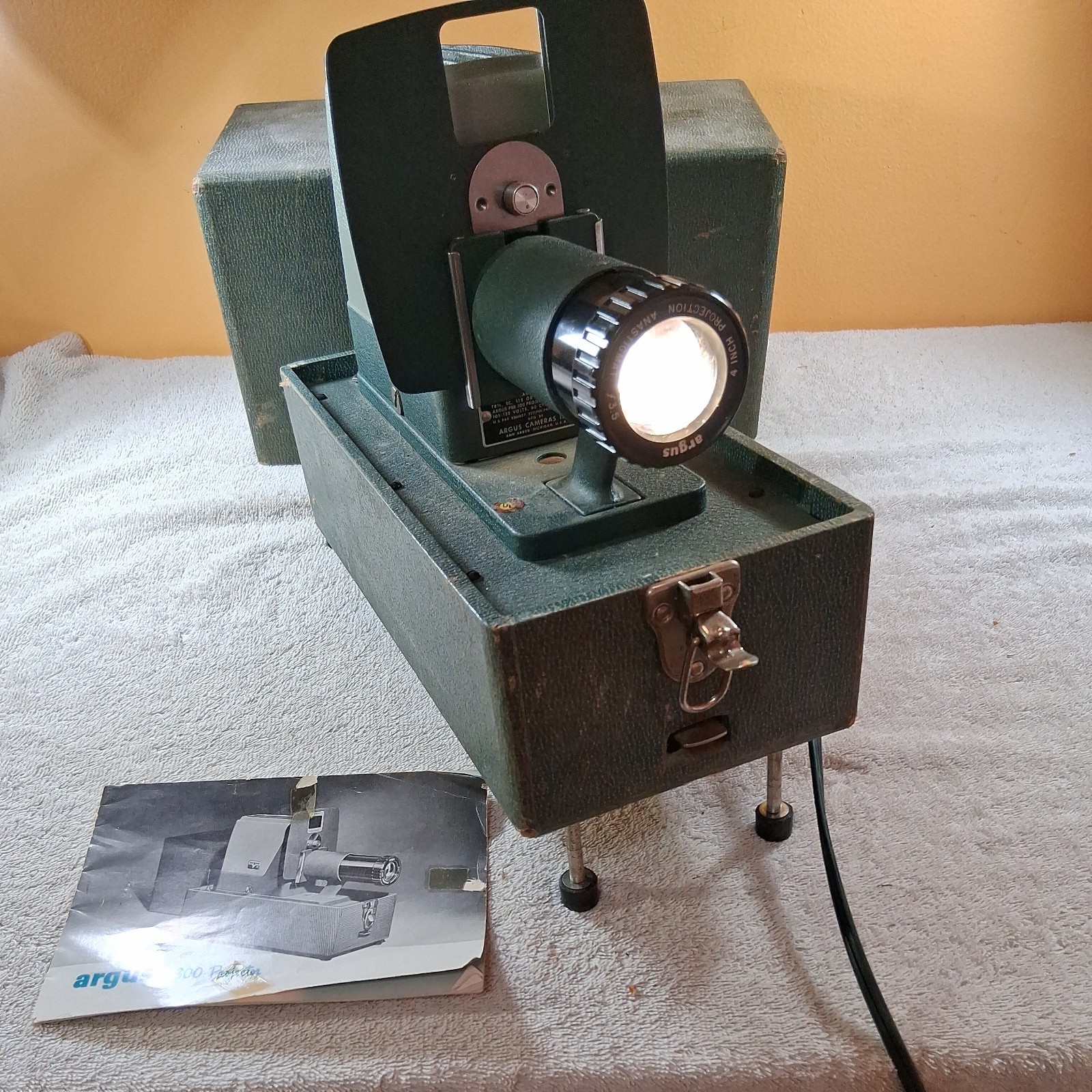 Argus 300 Automatic 35mm Vintage Slide Projector with Case Tested Works