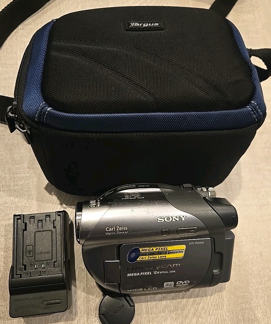 Sony Handycam DCR-DVD205 DVD Camcorder W Battery Charger Case
