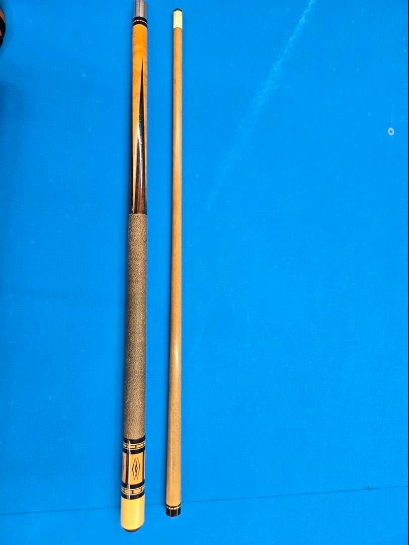 Wooden billiard cue with decorative pattern, good condition rr2