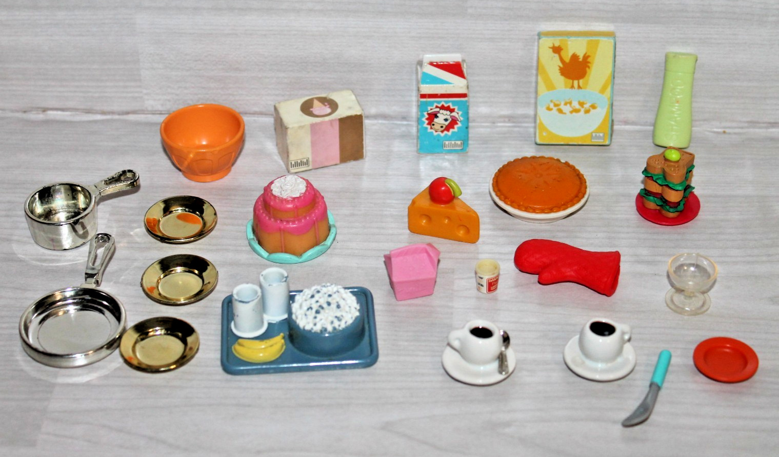 Dollhouse Miniature Kitchen Food LOT Coffee Pie Cake Pots Pans Bowl Popcorn Mitt