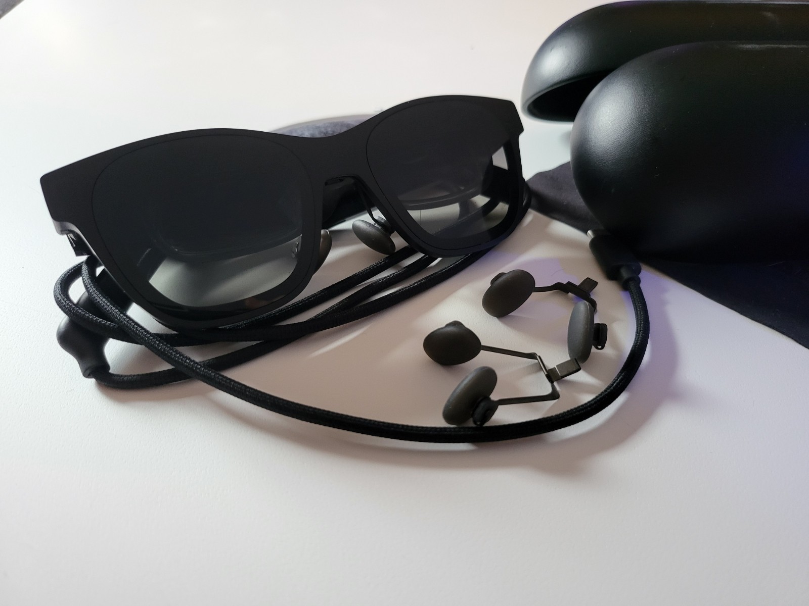 XREAL Air 2 Pro AR glasses X1003 W/ Traveling Case, Cover and USB-C Cab - TESTED