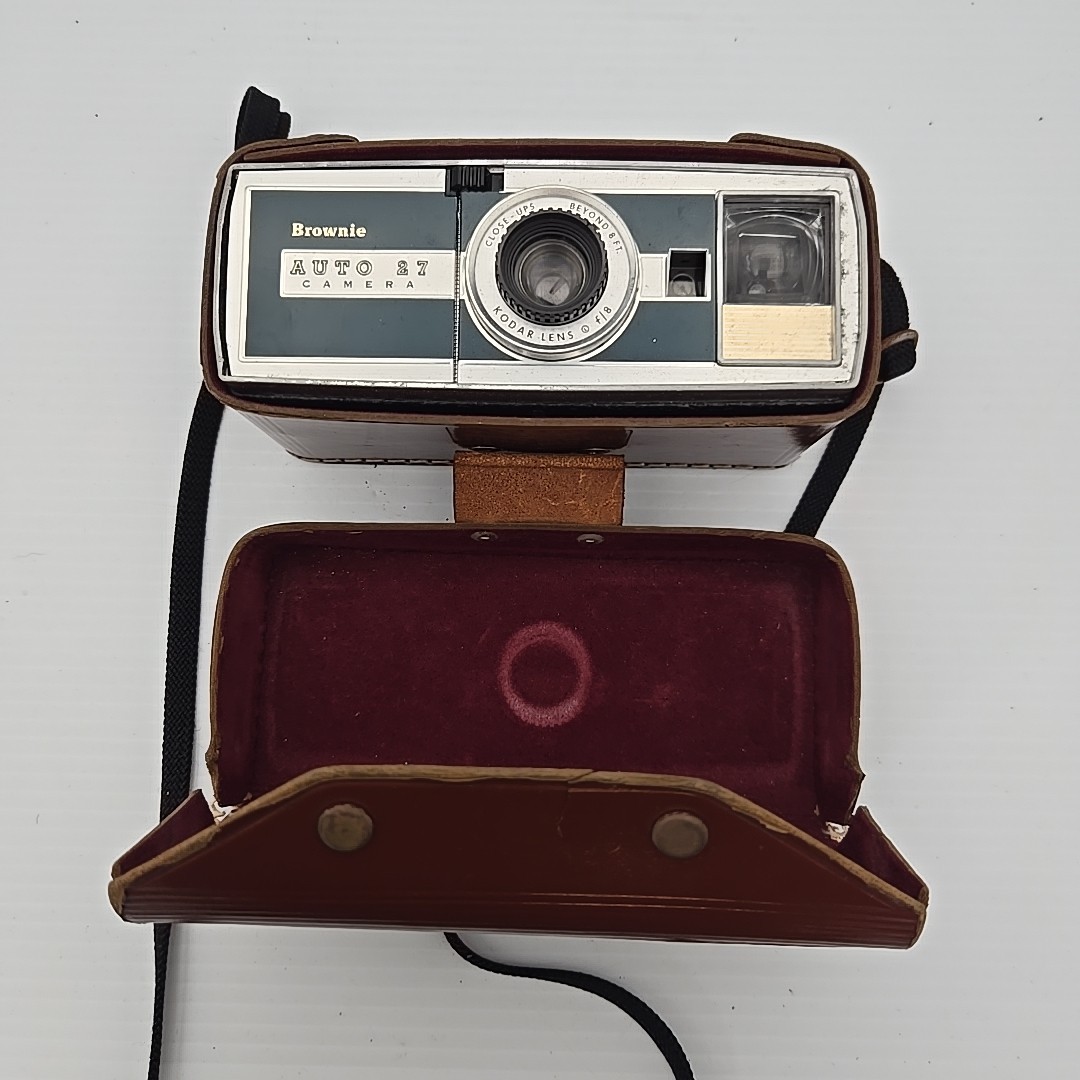 VINTAGE 1960s KODAK BROWNIE AUTO 27 CAMERA