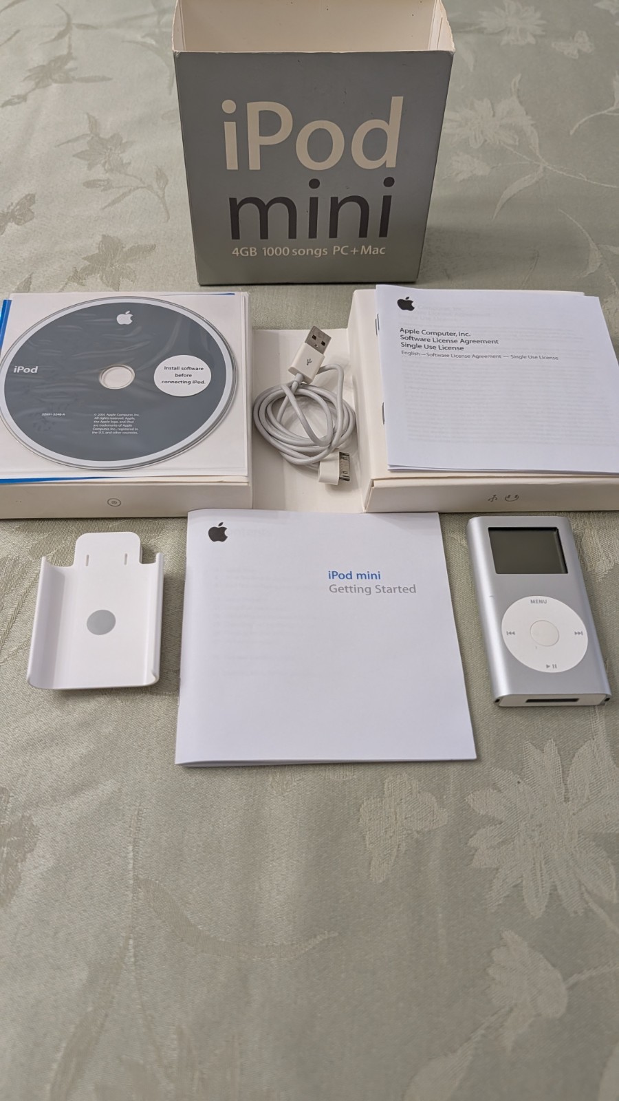 Apple iPod Mini 4GB Silver 1st Generation (2005)  and iPod Mini Clip On (desc)