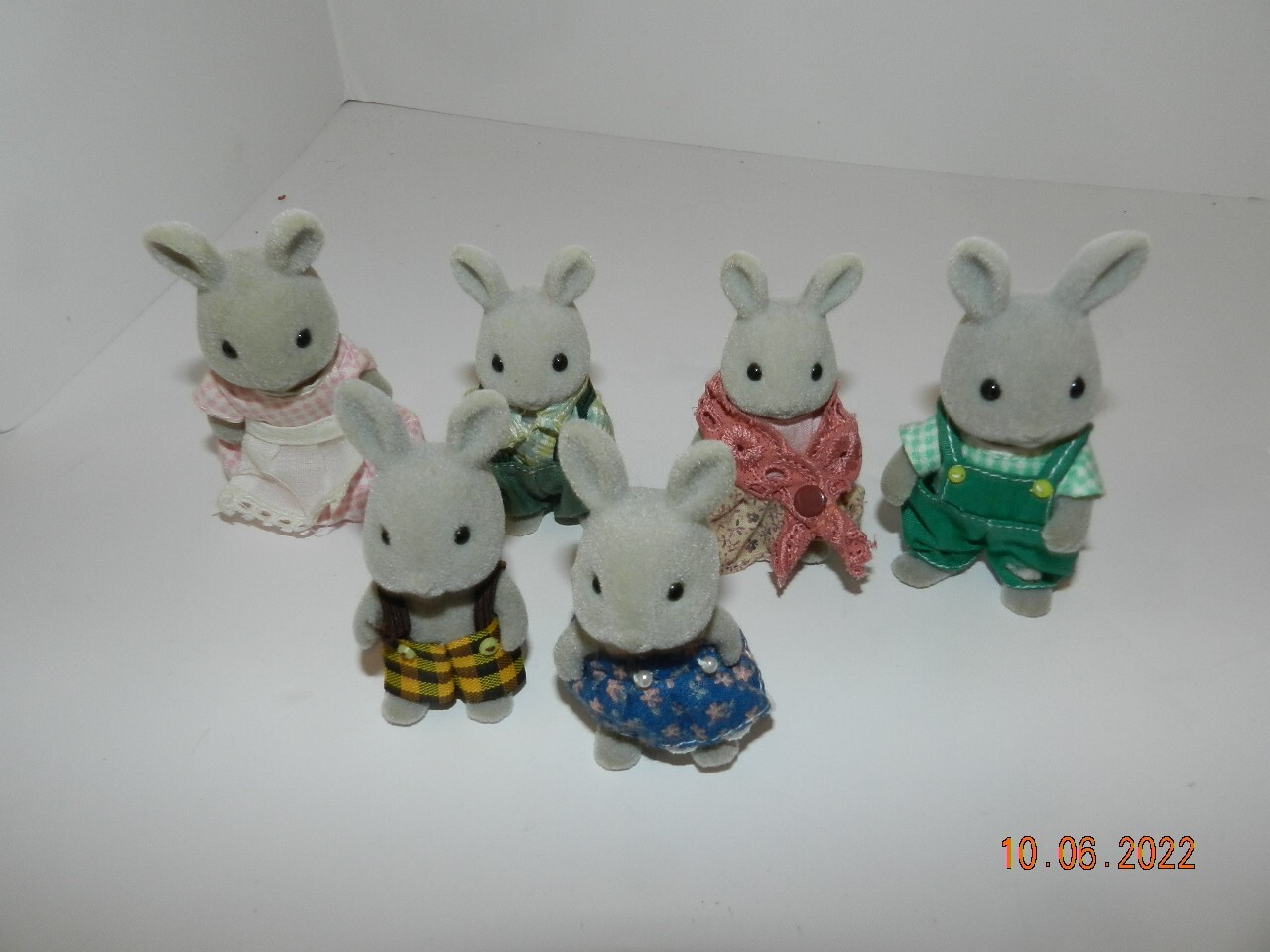 Sylvanian Families Gray bunnies lot of 6 mom dad kids critters calico