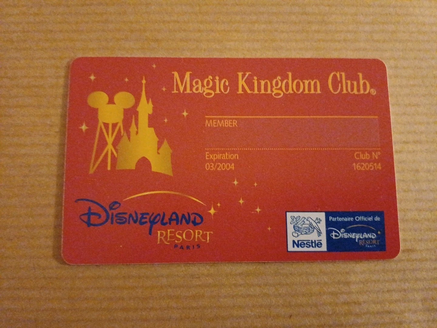 Disney Disneyland Magic Kingdom Club Red Nestlé Pass 03/2004 VF